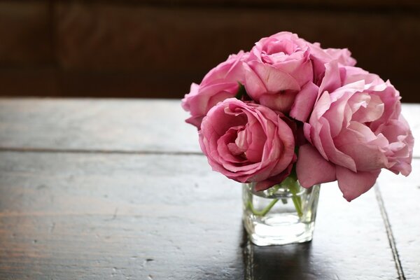 Mazzo di rose in vaso sul tavolo