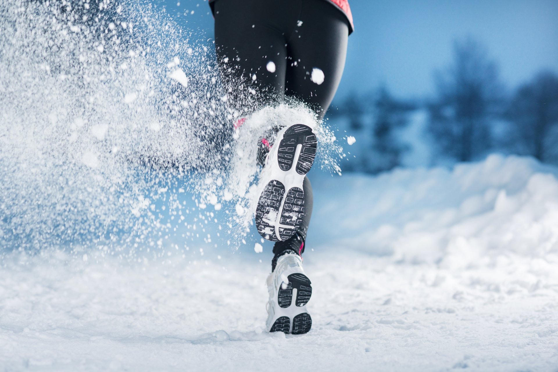 mädchen zuschneiden läuft schnee winter jahreszeit