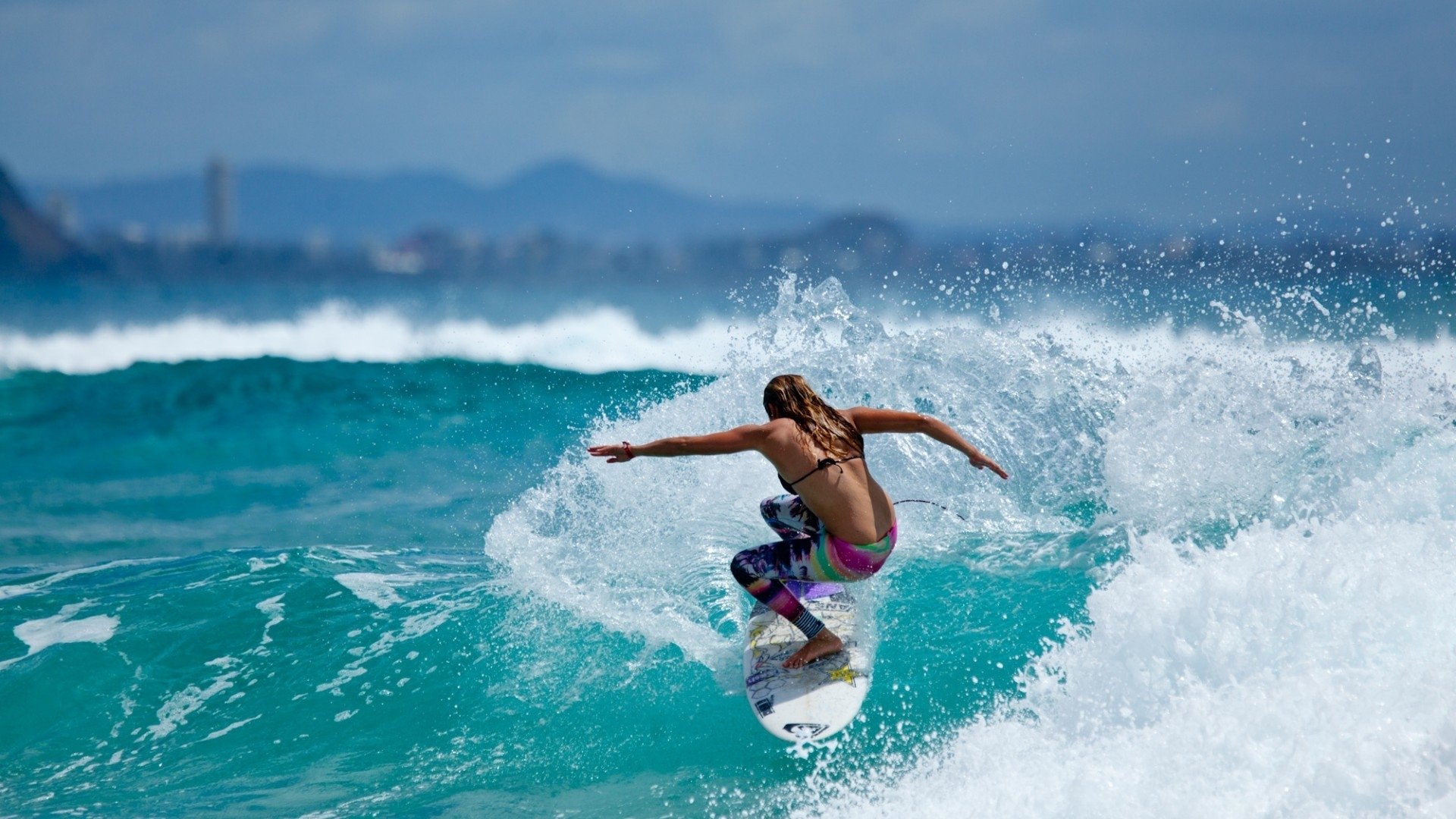 dziewczyna surfing morze fala zdjęcia