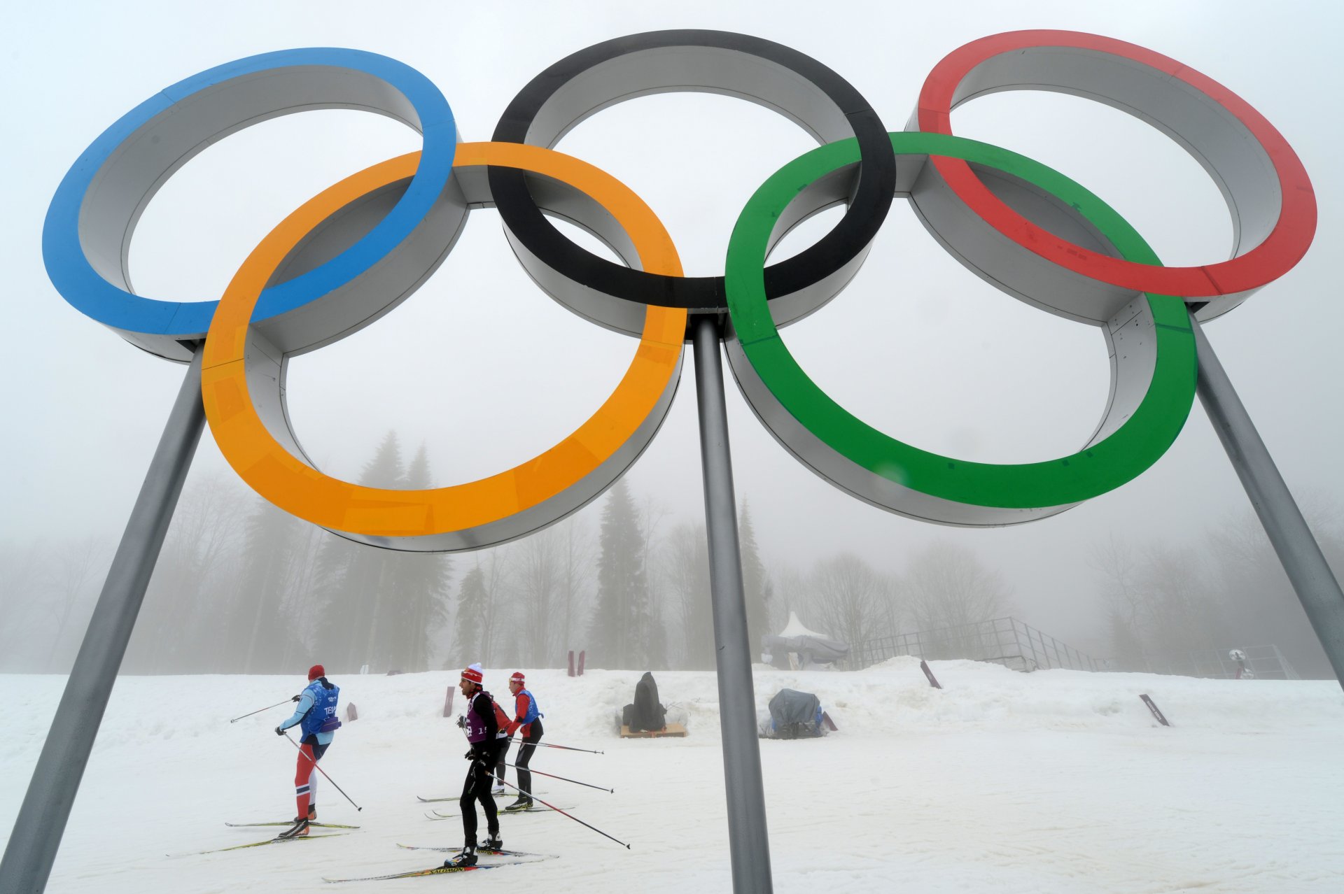 anneaux olympiques ciel en bas skieurs complexe laura sotchi 2014 russie hiver forêt brouillard neige