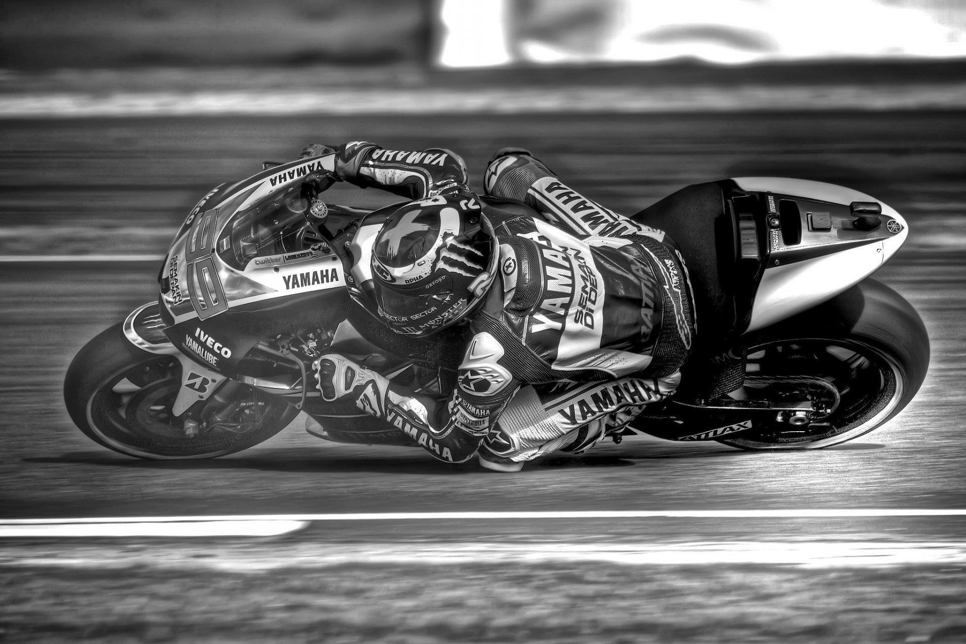 jorge lorenzo yamaha bike race