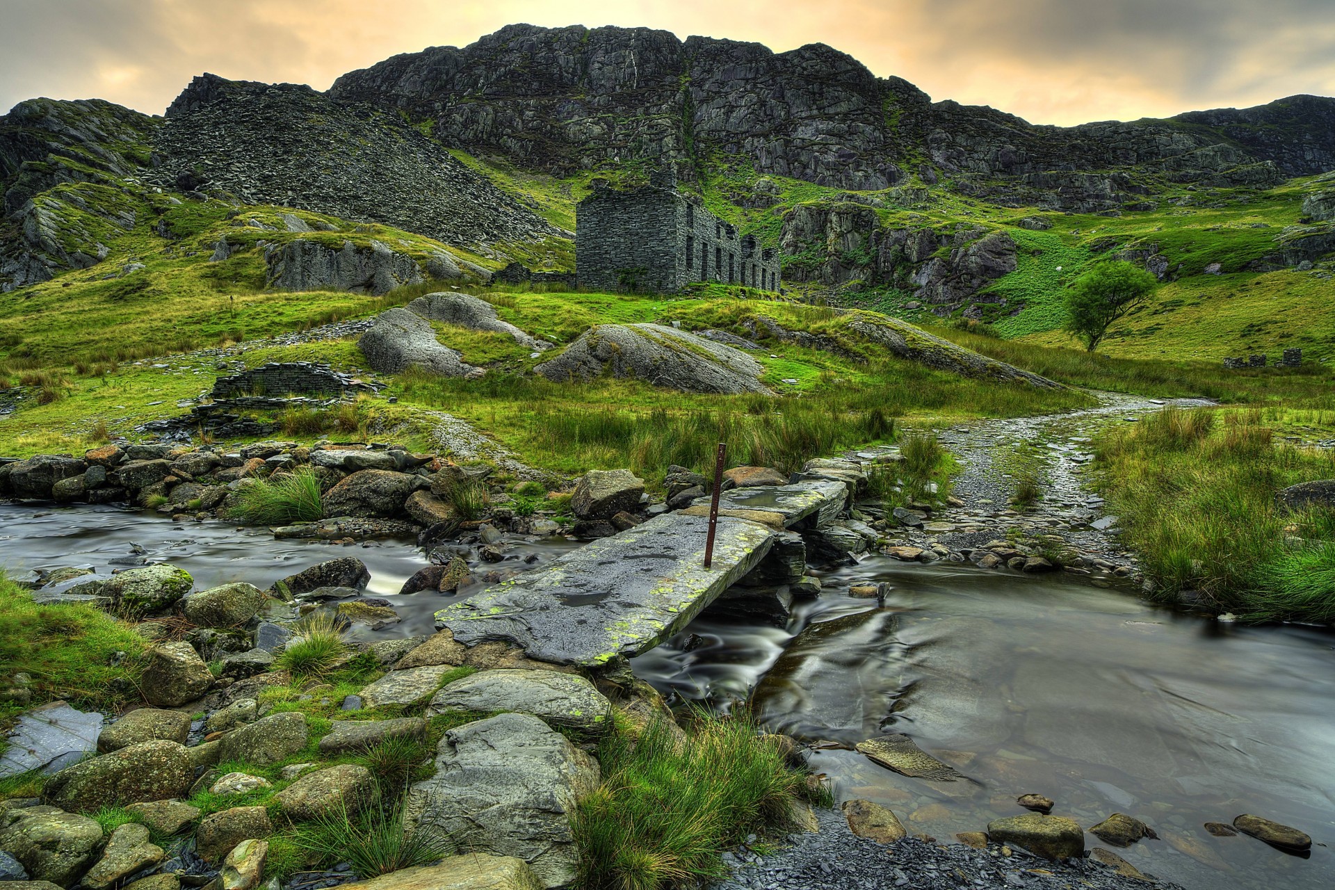 krajobraz rzeka ruiny most wielka brytania góry snowdonia klify