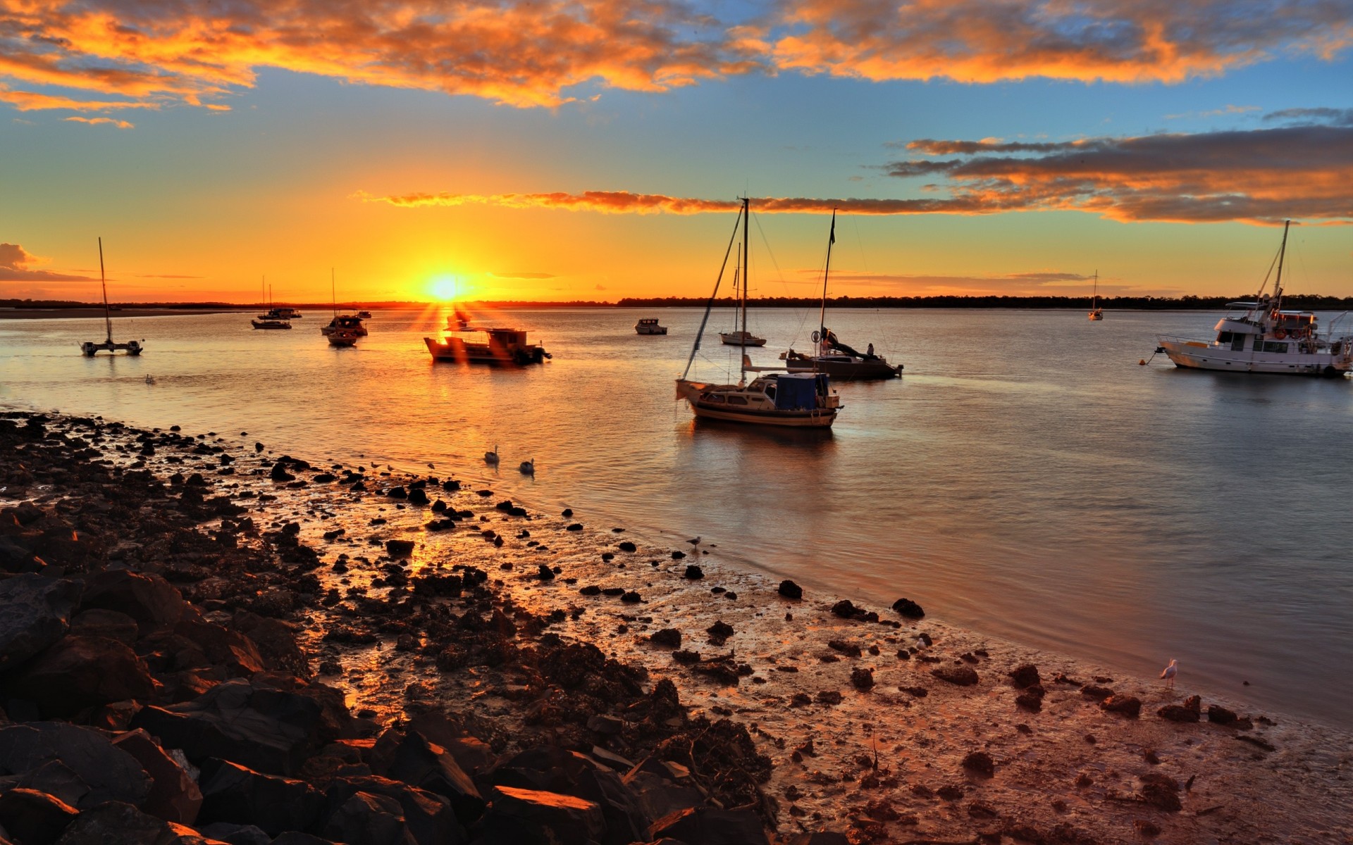 paisaje puesta de sol yates barcos costa cielo mar