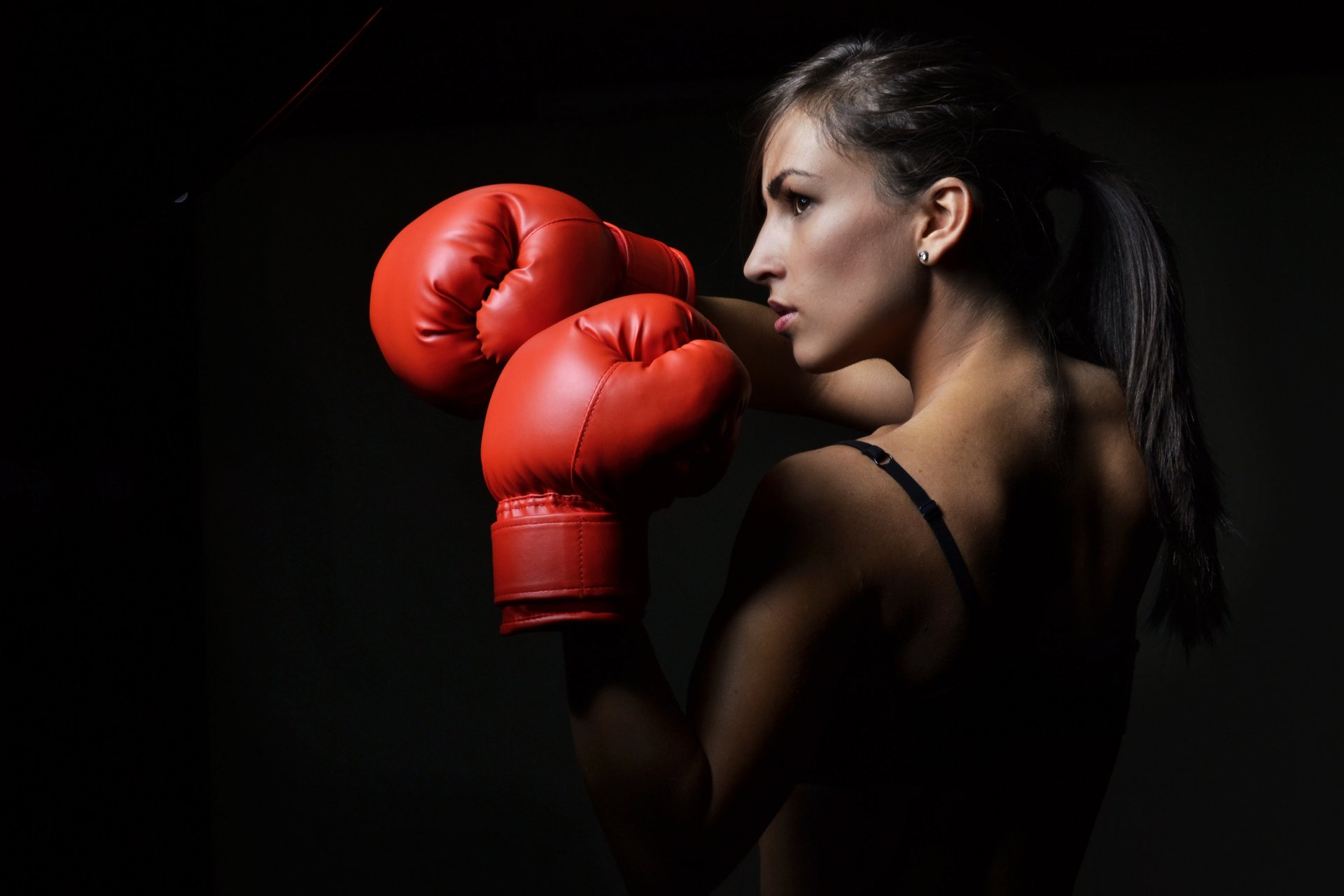 boxe donna postura difensiva guantoni da boxe rosso