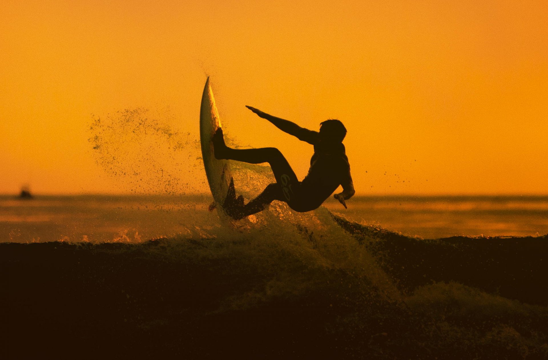 tramonto surf uomo atleta oceano onda