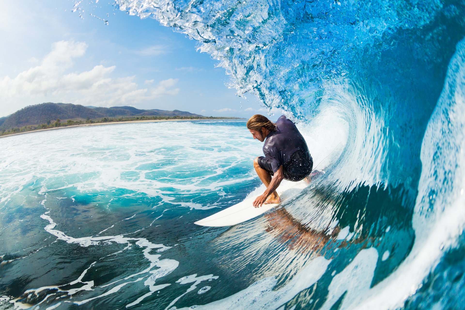 hombres agua mojado surf