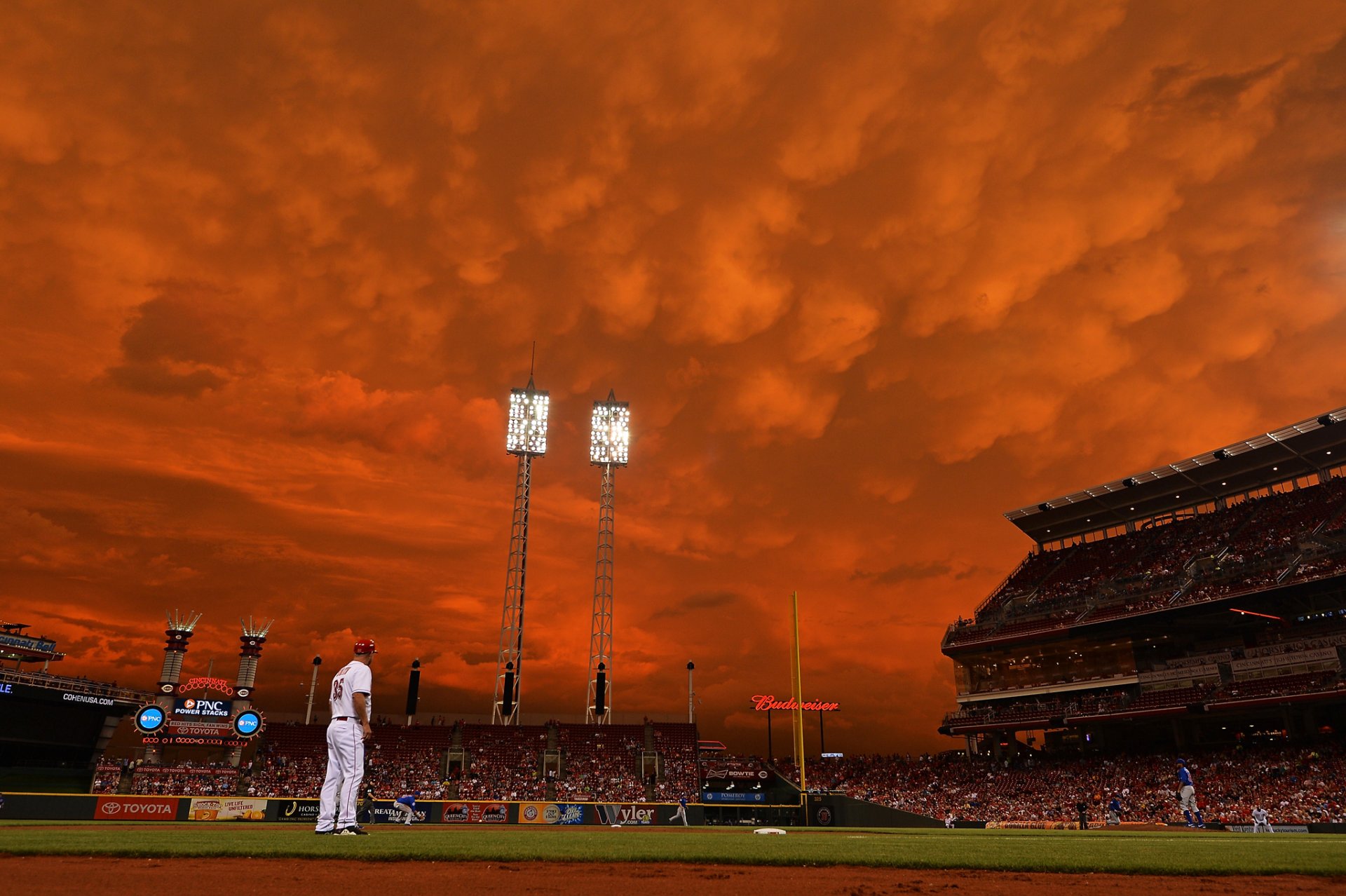 niebo chmury stadion baseball gra