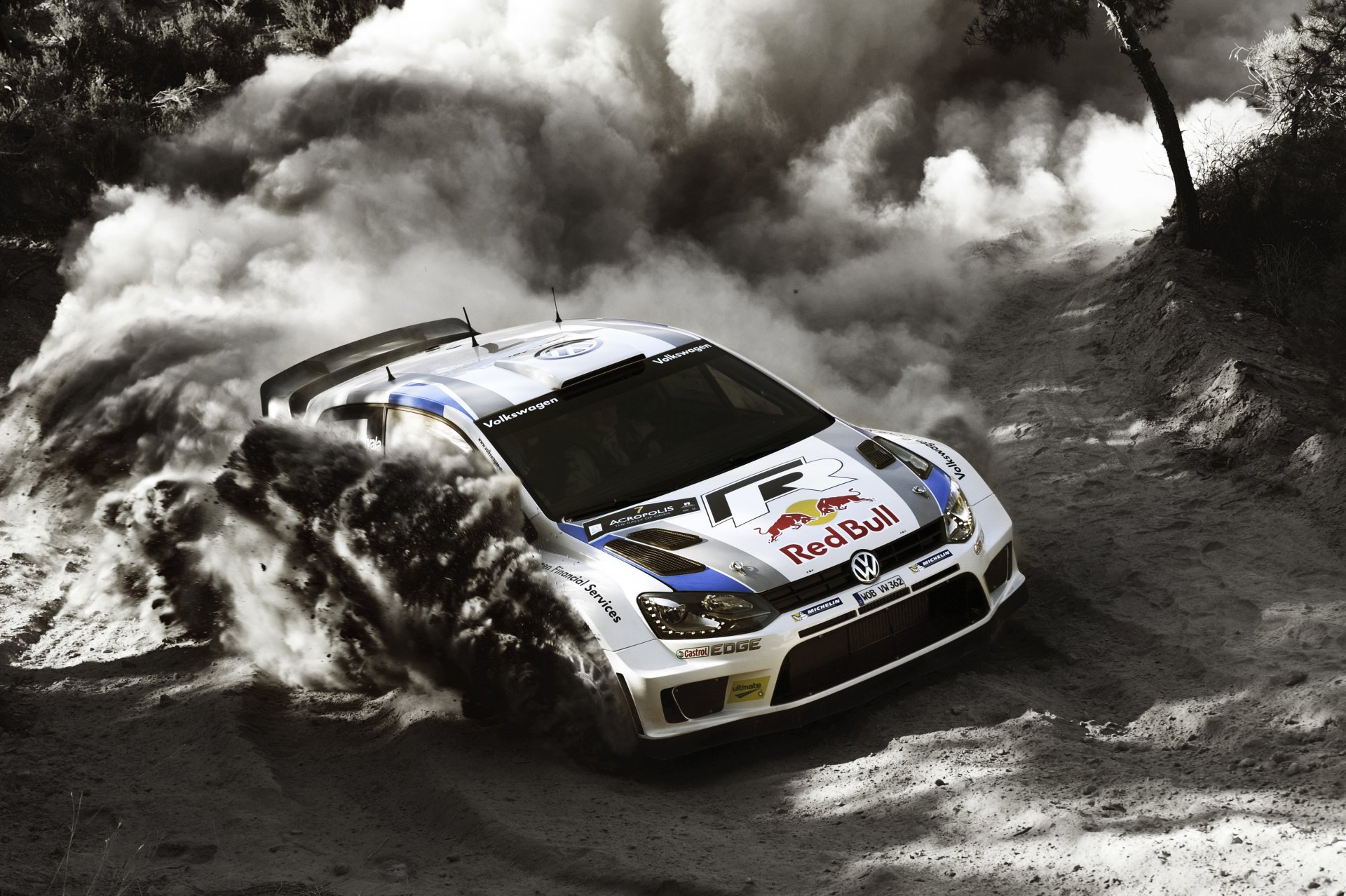 volkswagen polo wrc rallye auto ancêtre blanc vitesse dérapage poussière jour forêt jari-matti latvala micka anttila