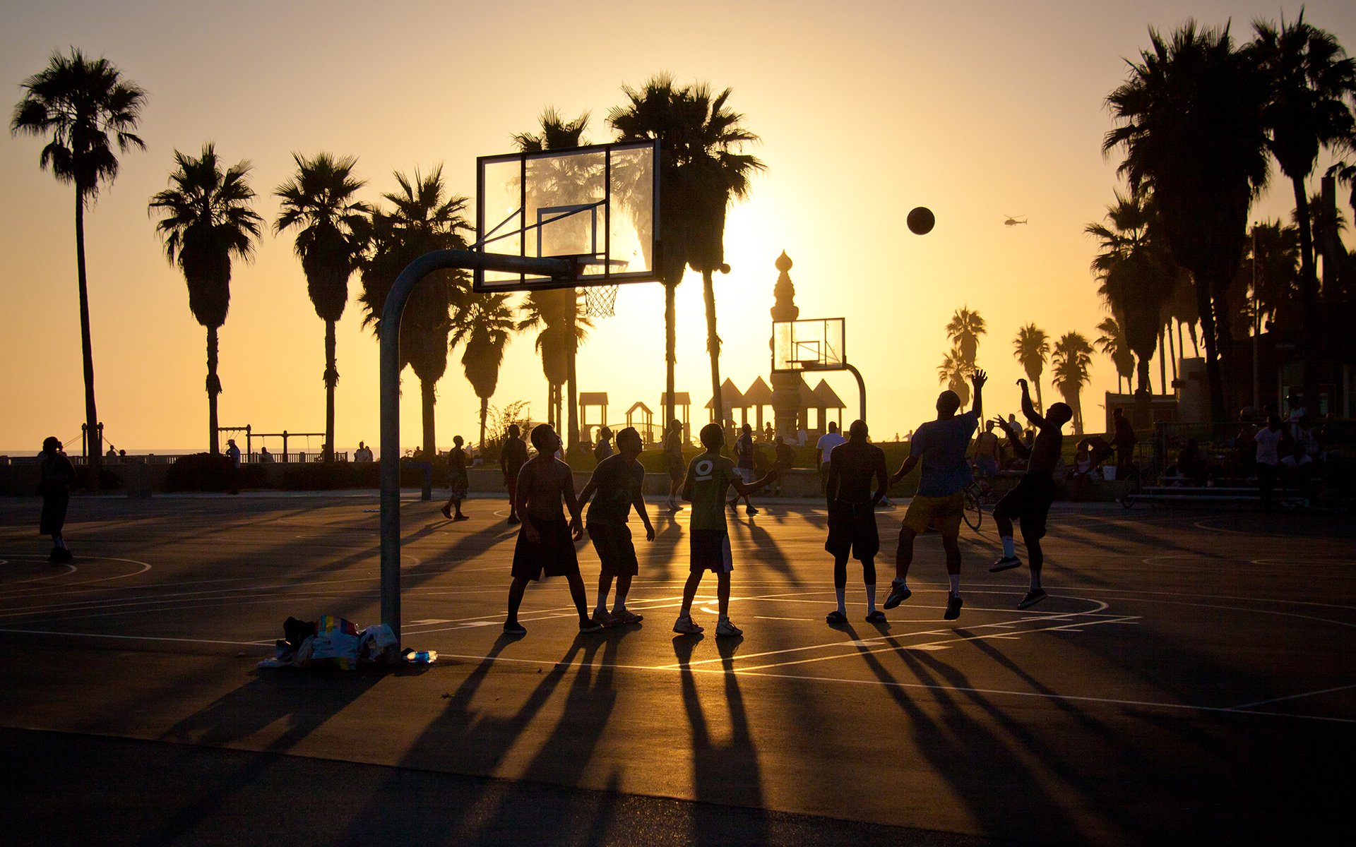 puesta de sol verano playa venecia la los ángeles california estados unidos baloncesto