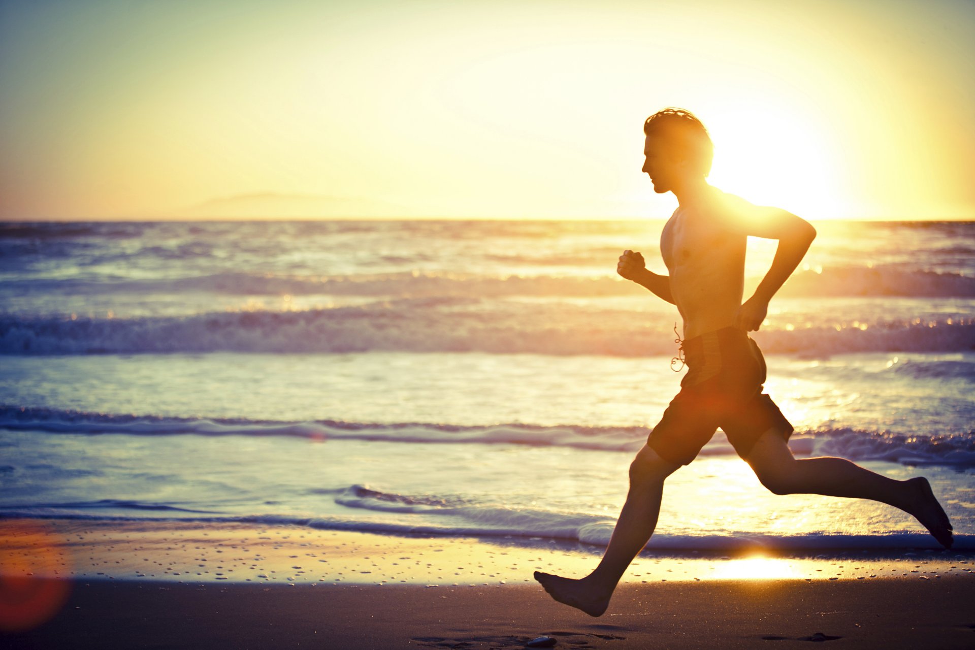 corriendo en la playa playa puesta de sol hombre fitness