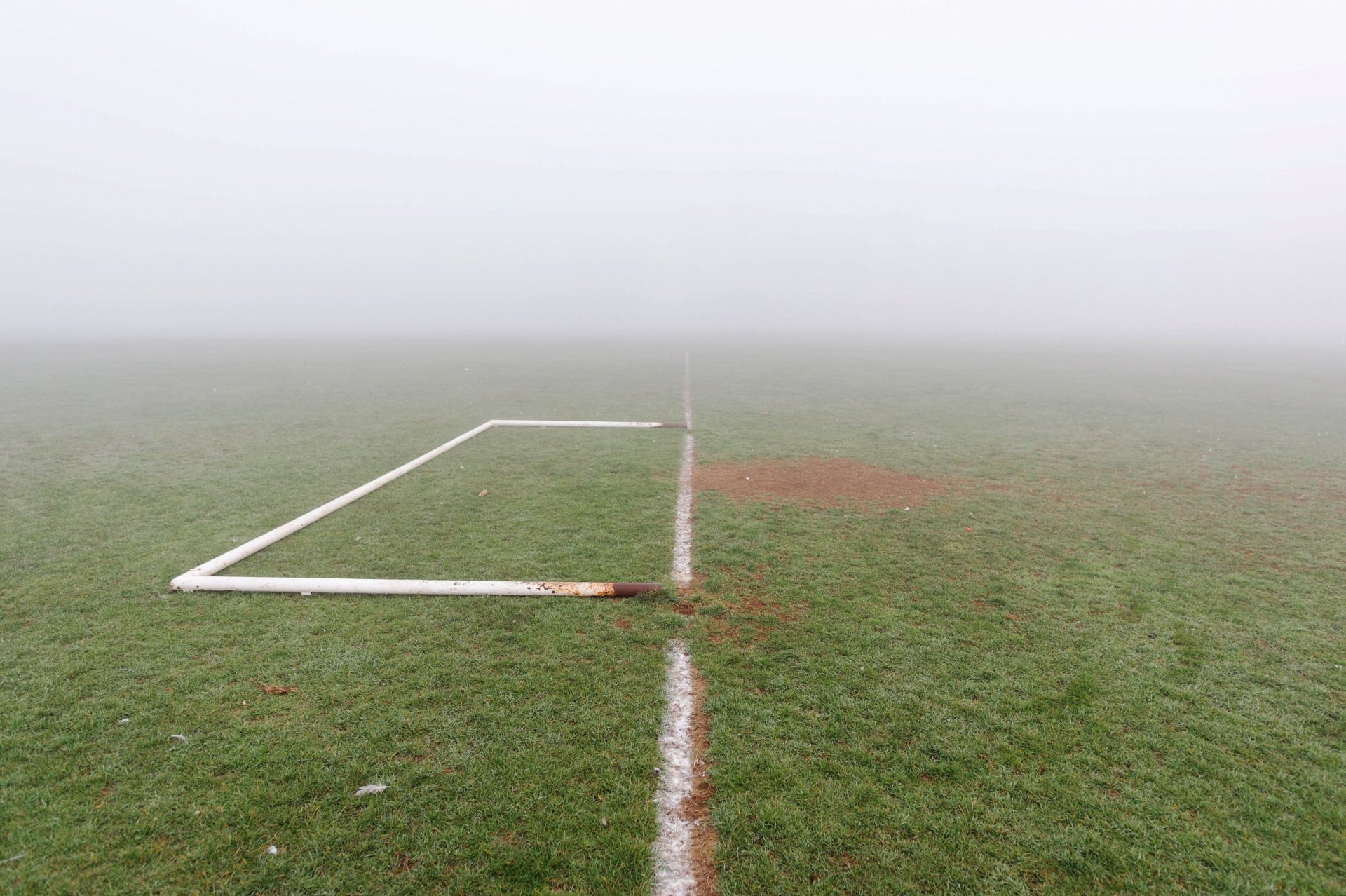 puerta campo fútbol niebla