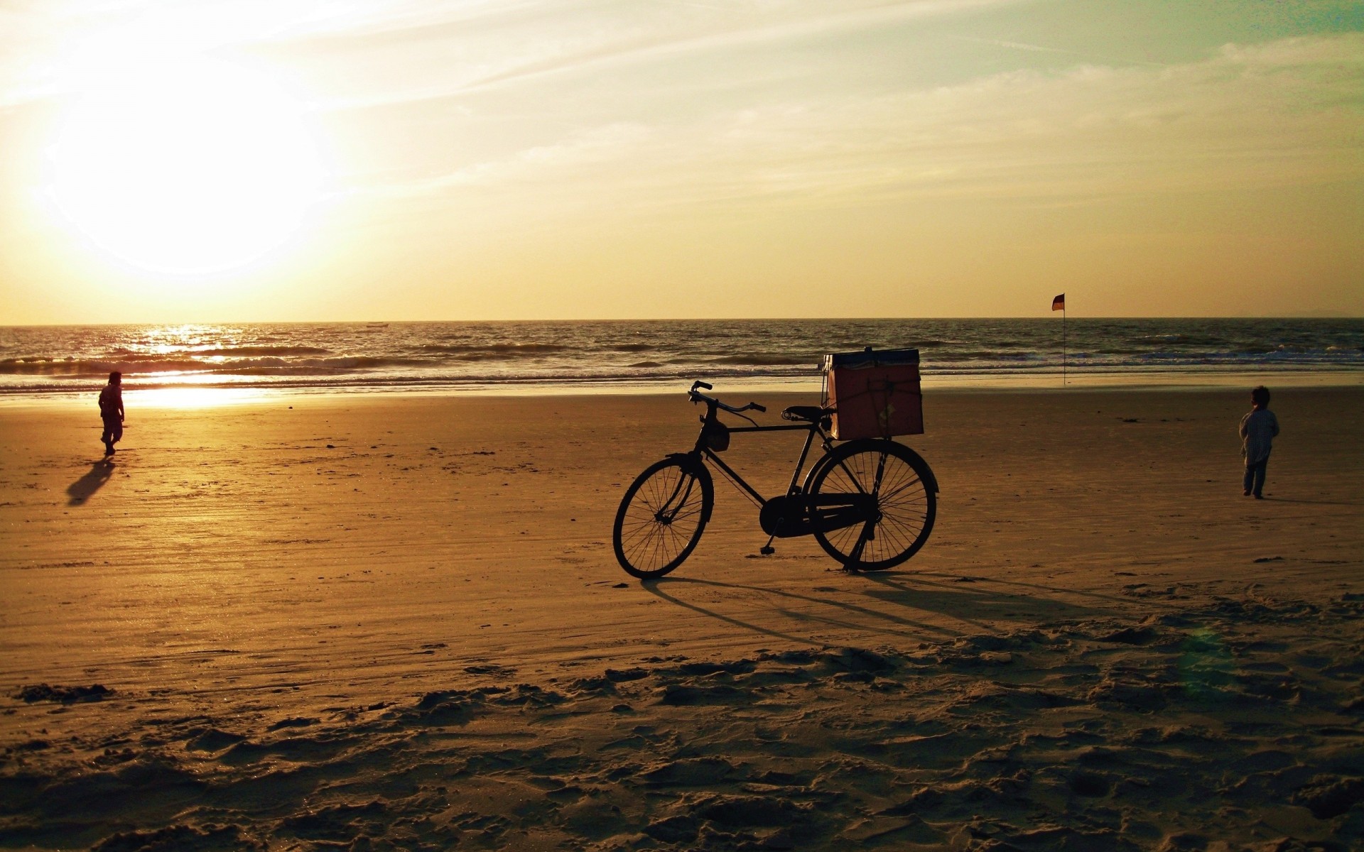 india playa puesta de sol bicicleta océano goa mar arena