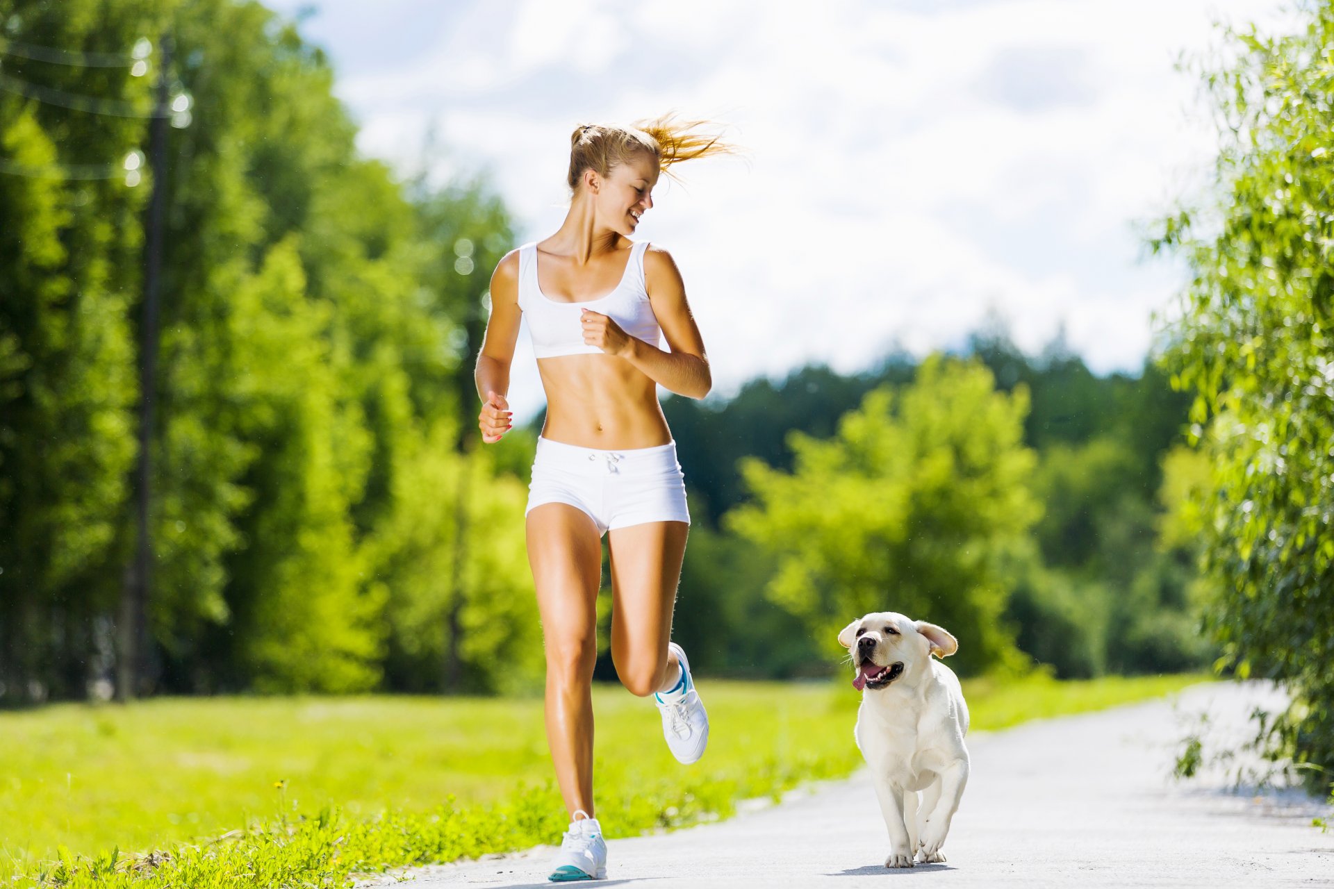 femme en cours d exécution chien activité physique