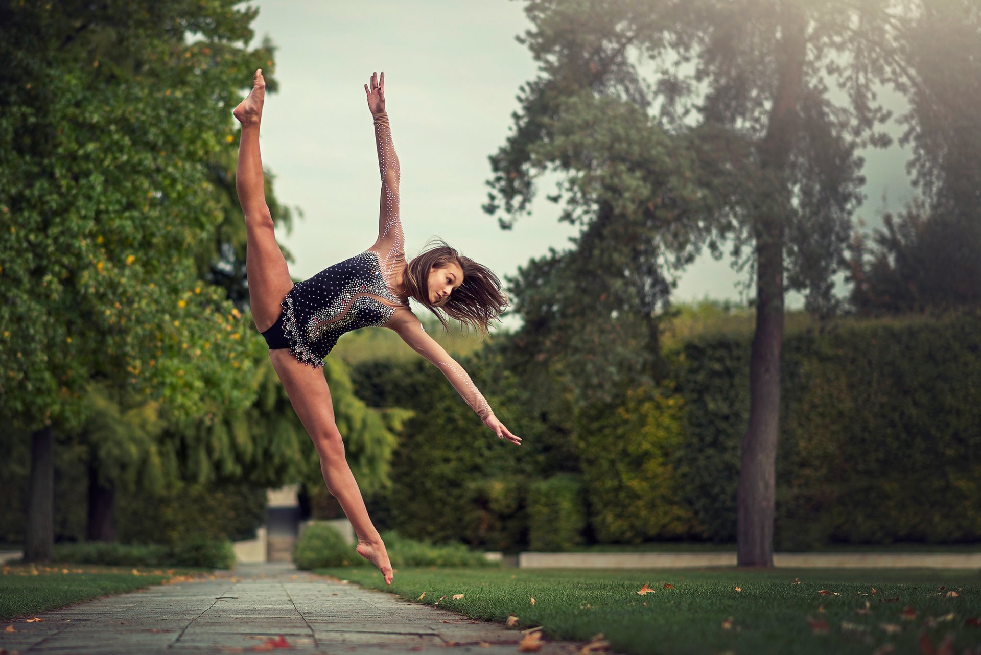 amantha ay gymnast twine na jump graz