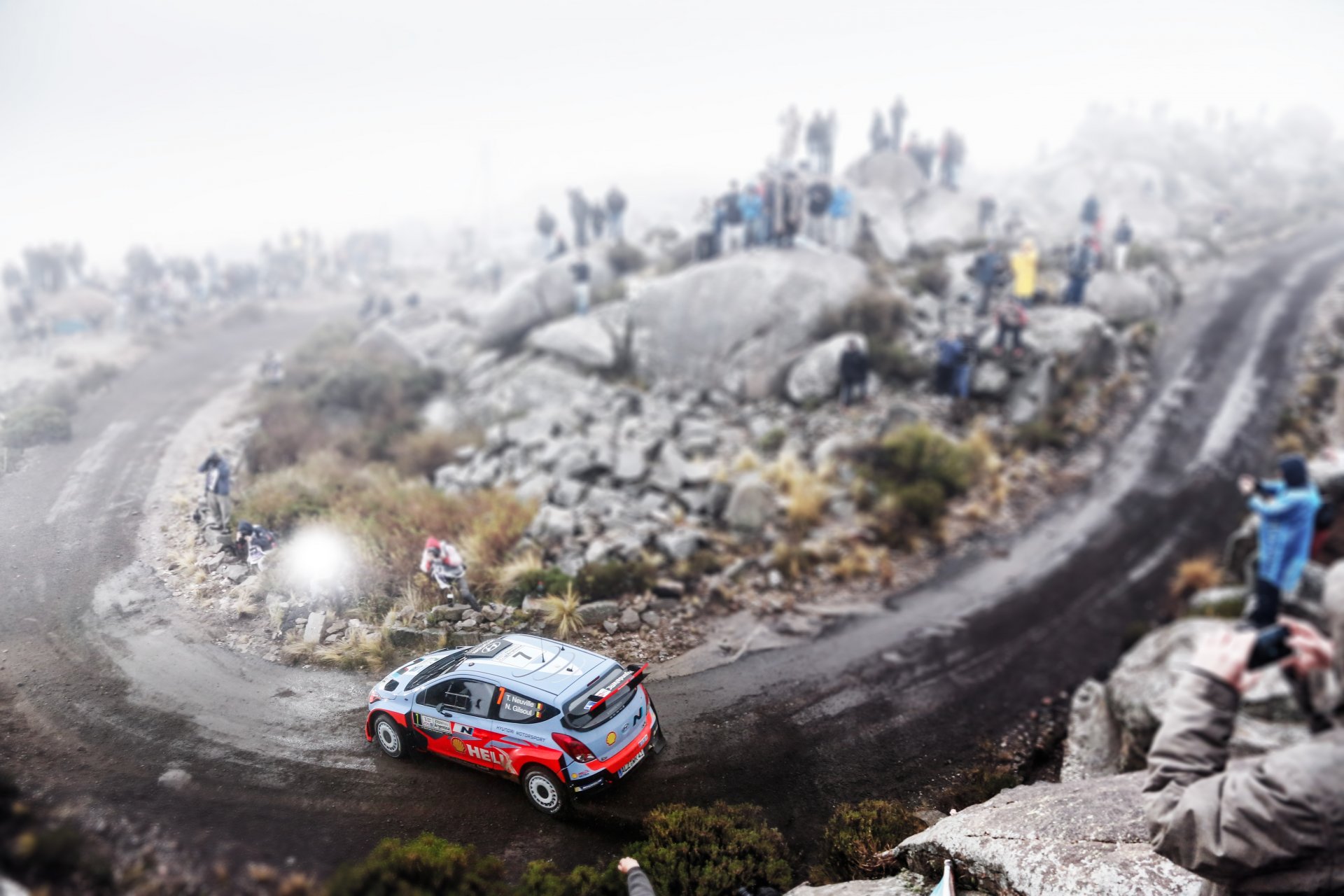 hyundau i20 wrc rally rally coche deporte derrape niebla rocas personas velocidad auto