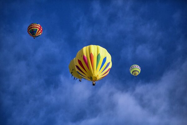 Globos de colores en el cielo