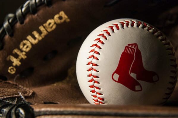 Pelota de béisbol deportiva con emblema