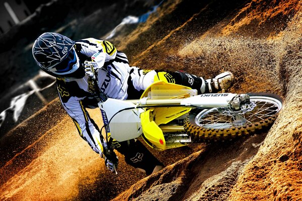 Motocross sur suzuki rm z450 sur le sable