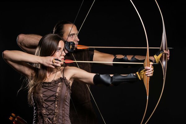 Femme utilise pour le tir à l arc-flèche