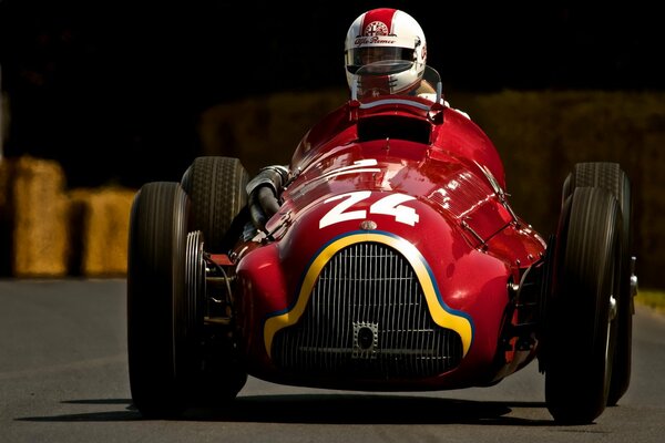 Coche de carreras deportivo rojo