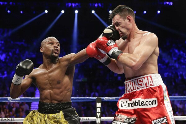 Floyd Mayweather and Robert Guerrero fight in gloves in the ring