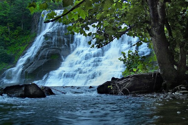 Starker Wasserfall. Wasserfall-Schaum