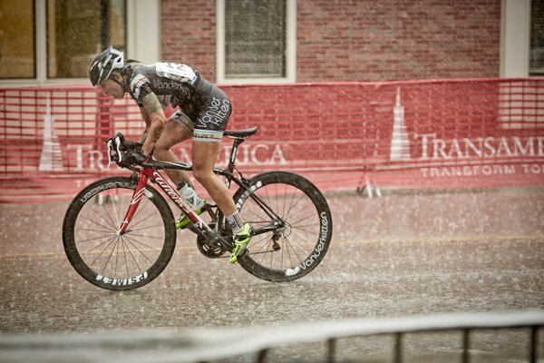 Course sous la pluie. Pros du cyclisme