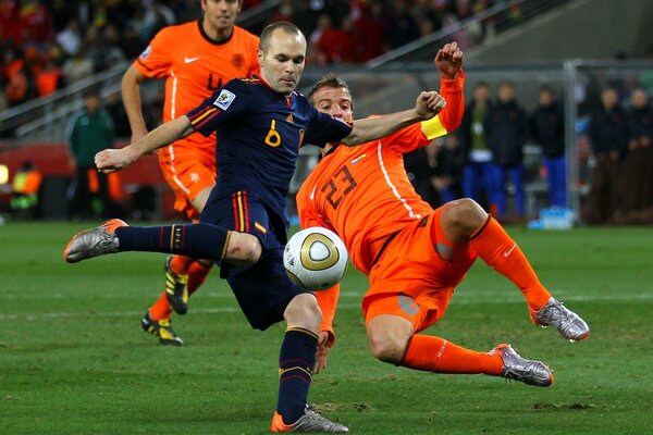 Les joueurs de football pendant le match bottent le ballon