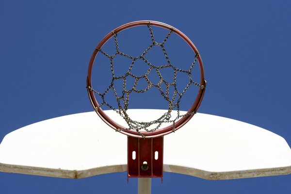 Basketball roten Ring und Hintergrund des klaren blauen Himmels