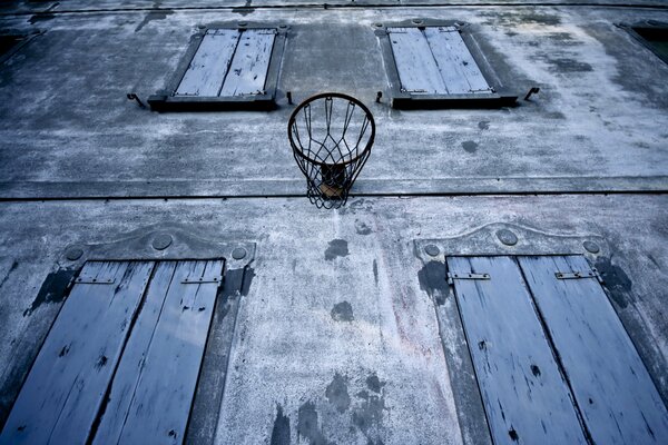 Anillo de baloncesto en la pared de la casa