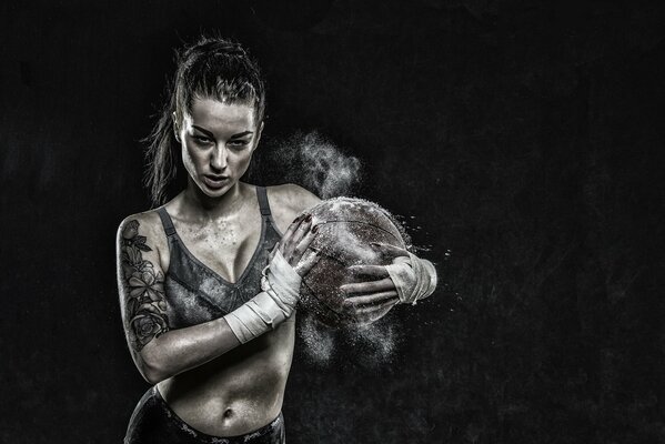 Chica con una pelota de baloncesto