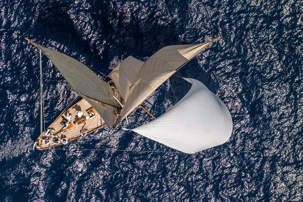 Foto einer Yacht im Meer aus der Höhe