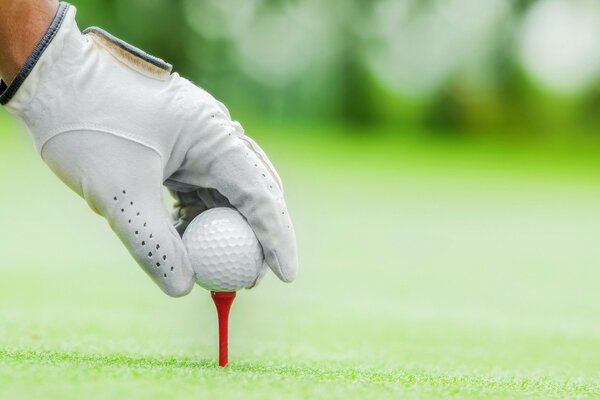 Giocare a golf sul campo sportivo