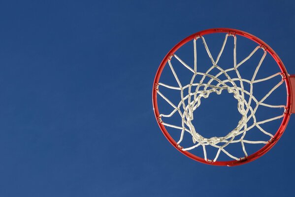 Attraverso l anello sportivo si vede il cielo blu