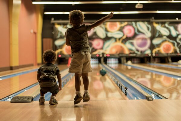 Kleine Jungs spielen Bowling