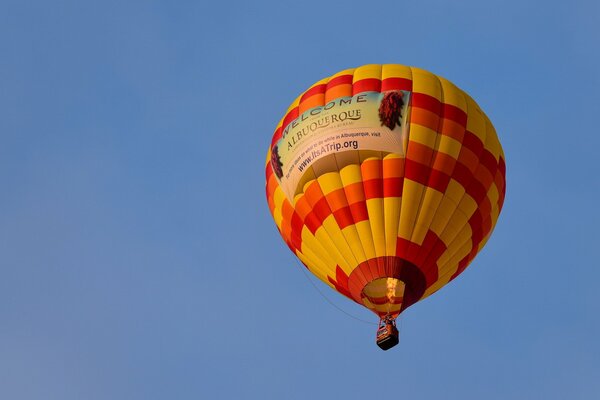 Ballon auf blauem Himmel Hintergrund