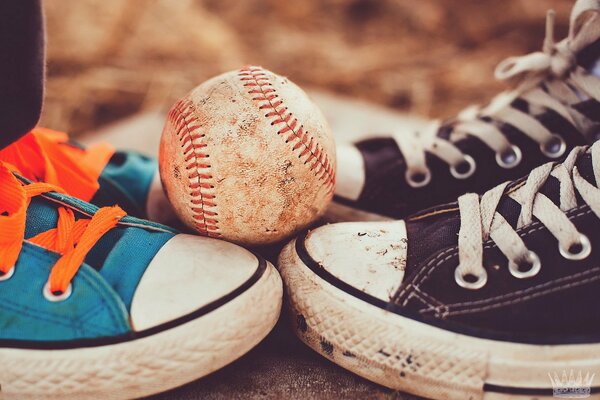 Image de baskets avec une balle sur la chaussette