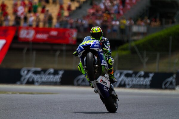 Piloto de moto durante la competición