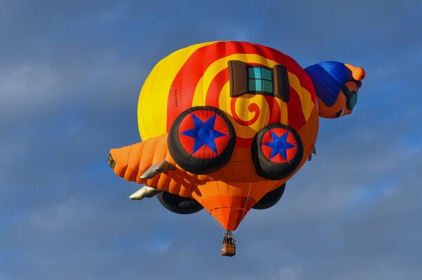 Kolorowy zabawny balon na niebie