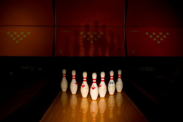 Lined up bowling pins in a row