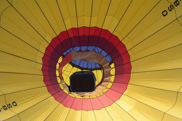 Décollage d un ballon jaune