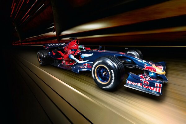 Bolid wyścigowy Formuły 1 z logo Red Bull