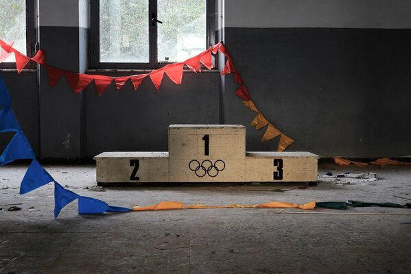 Salón con pedestal de honor para la entrega de premios en competiciones deportivas