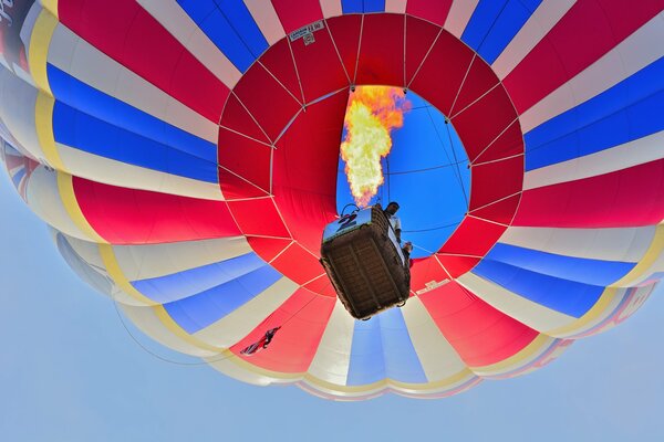 Ein Feuerball fliegt in den Himmel