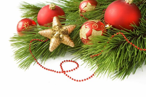 Sull albero di Natale, bellissimi giocattoli e perline di Natale