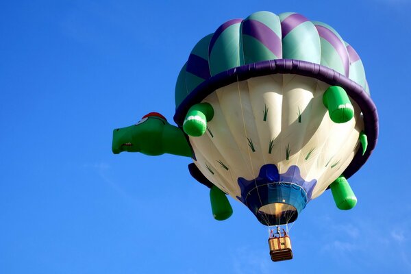 Fliegende Luftschildkröte in klarem Himmel