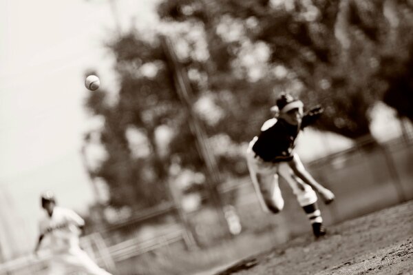 Balle de baseball vole sur le terrain