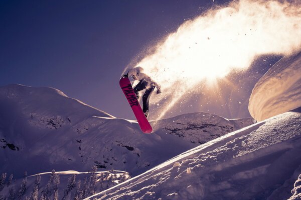 Snowboardspringen auf der Wintertrasse