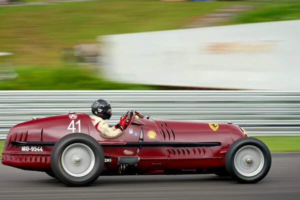 Coche de carreras deportivo en la pista