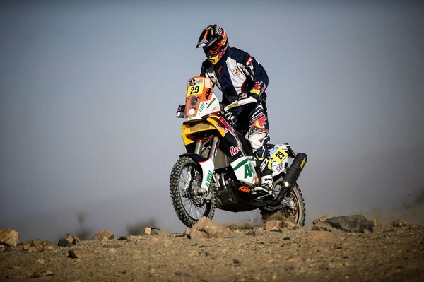 Motociclista con casco, attrezzatura Dakar